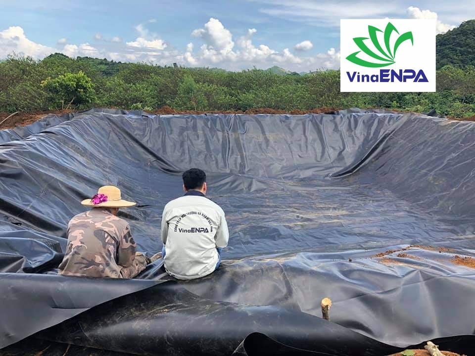 (Hình ảnh: Cán bộ VinaENPA giám sát thi công lót bạt HDPE hồ xử lý nước thải)
