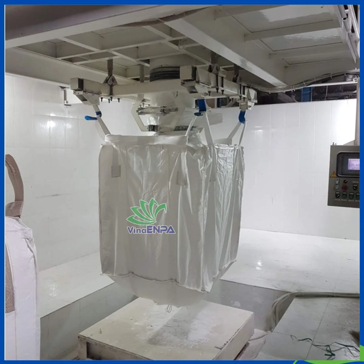 Bao Jumbo có nắp ống nạp được gắn vào hệ thống nạp xả hàng