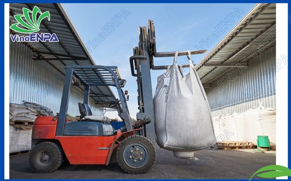 Bao Jumbo 4 quai nâng Được may ở 4 góc của miệng bao để các máy cẩu / xe nâng dễ dàng di chuyển bao.