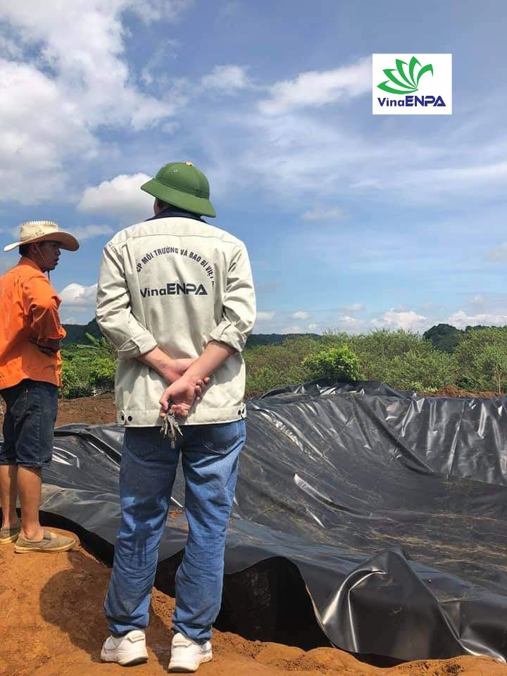 (Hình ảnh: Cán bộ VinaENPA giám sát thi công lót bạt HDPE hồ xử lý nước thải)